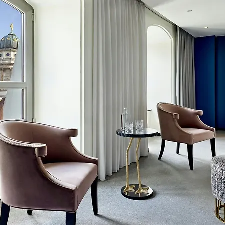 Luc, Autograph Collection 5*