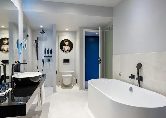 Luc, Autograph Collection 5*