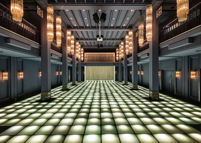 Luc, Autograph Collection Berlín