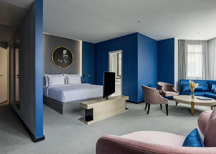 Luc, Autograph Collection 5*